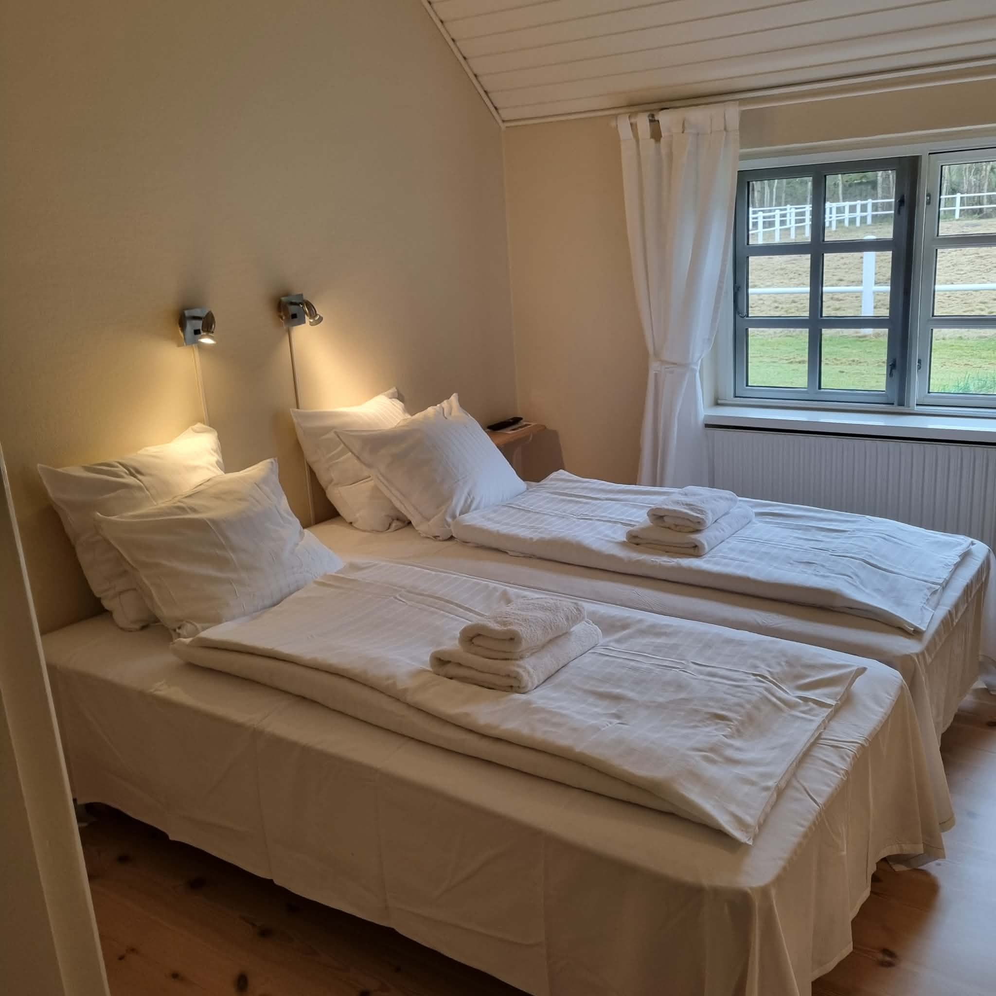 Lærkelys Hotel og Retreat - lyse værelser med eget bad og toilet