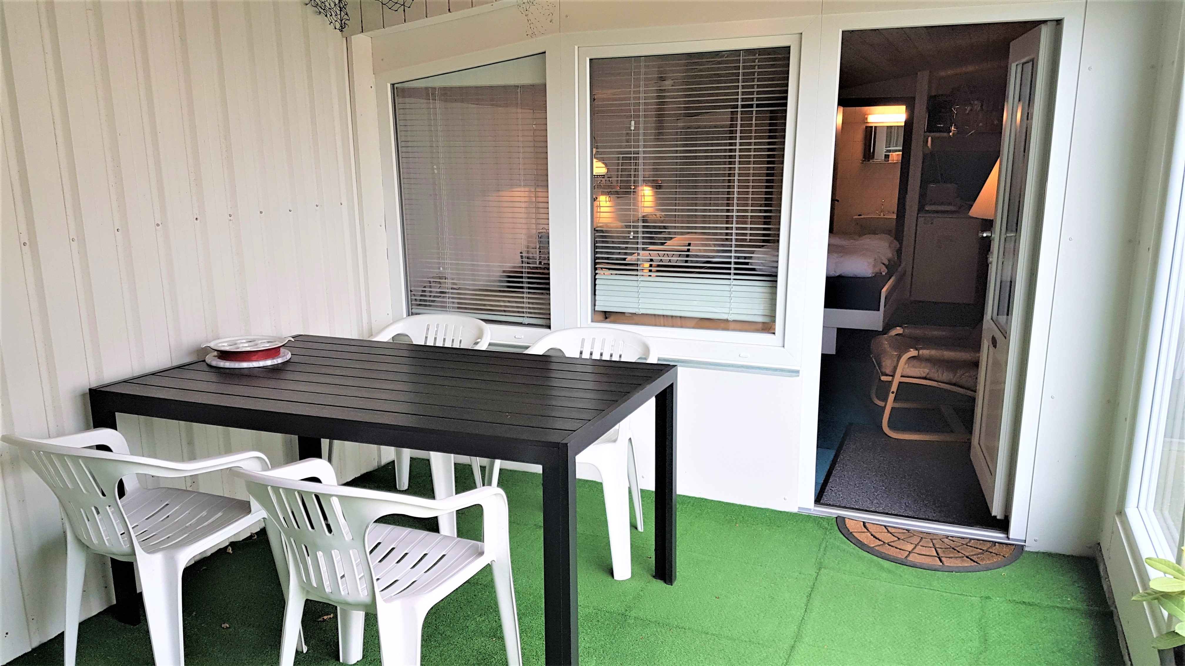 Overdækket terrasse ved stort dobbeltværelse