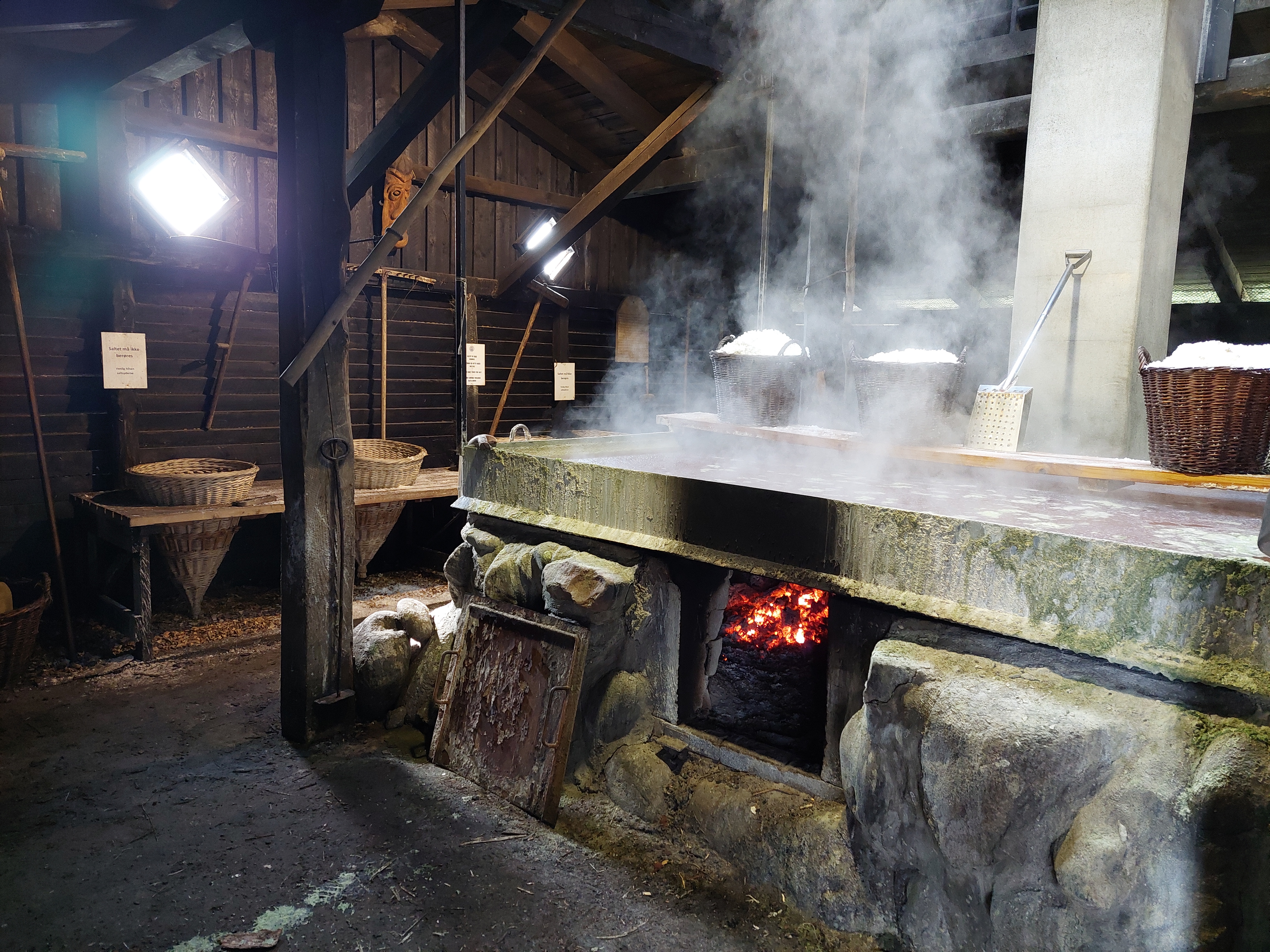 Læsø Saltsyderi - der fyres under panderne