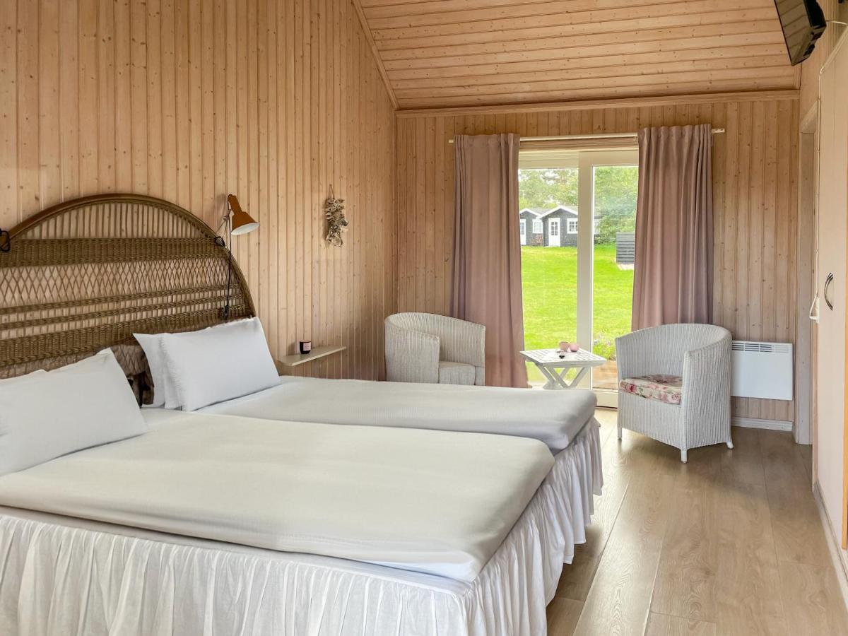 Strandgaarden Badehotel  Comfortværelse med egen terrasse, brus & toilet